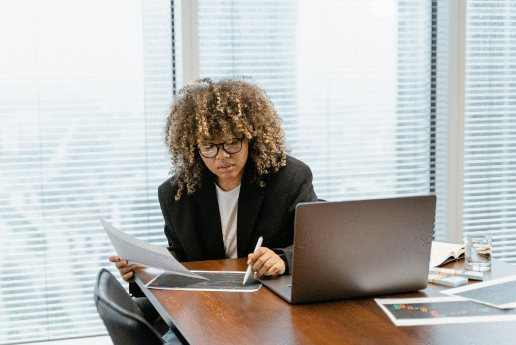 Woman with a remote data analyst career